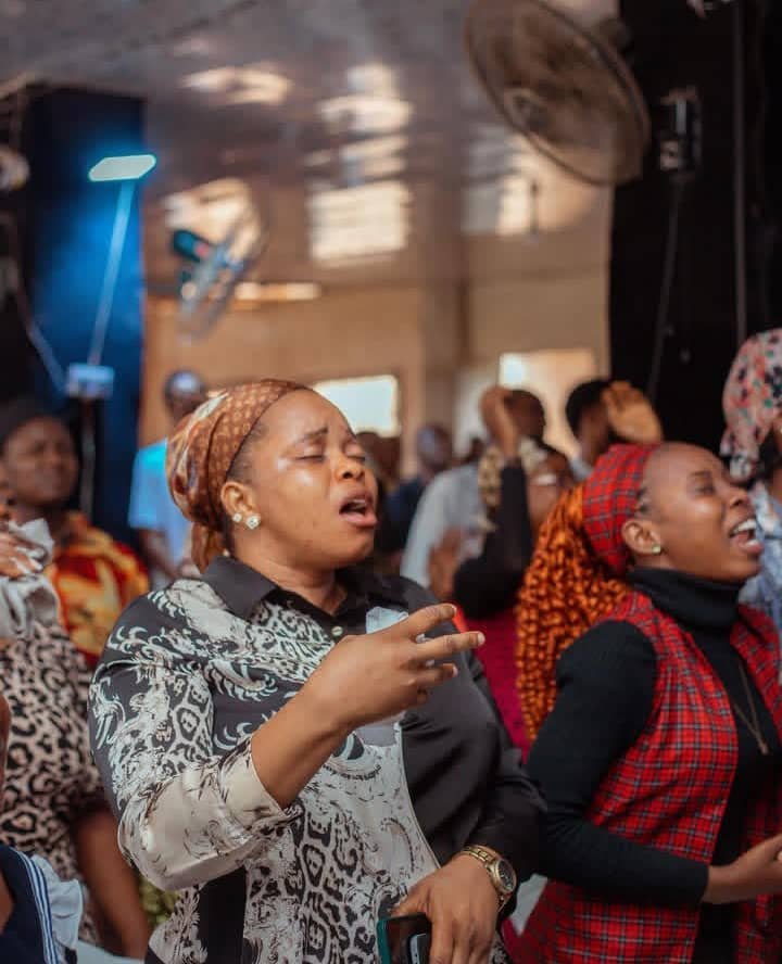 glorious manifestation members praise